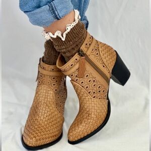 NWOB Dingo Tan Woven Ankle Boots size 6.5M